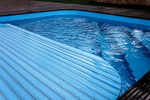 automatic pool covering closing