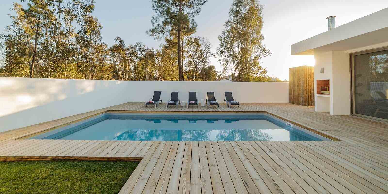 MD house with garden swimming pool and wooden deck